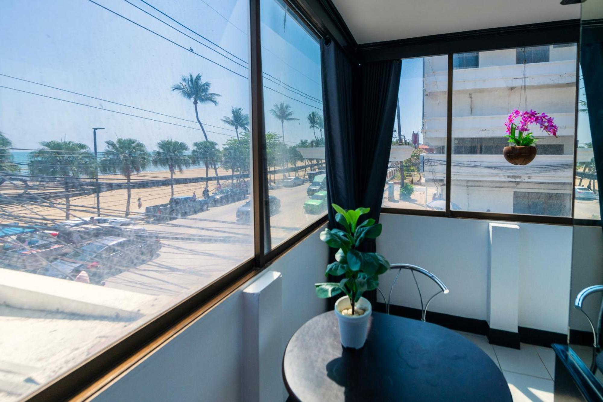 Happy Jomtien - Beachfront Room photo